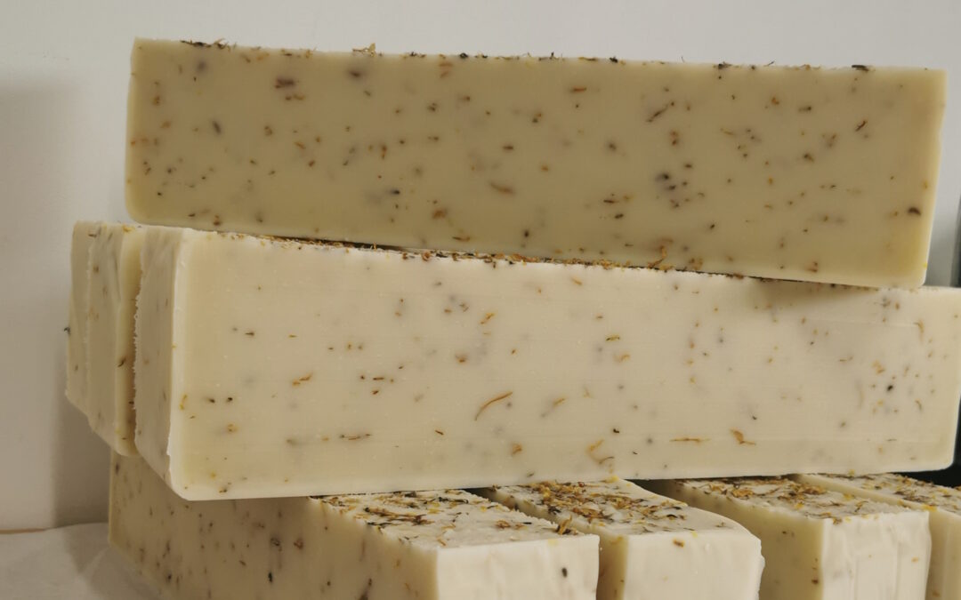 Quels sont les avantages des savons artisanaux bio par rapport aux savons commerciaux?