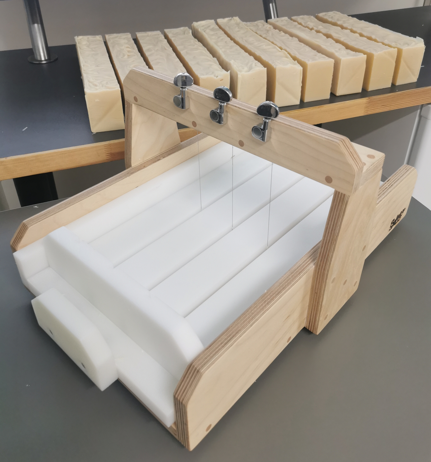 Découpeur savon 4 barres plateau PEHD seconde main