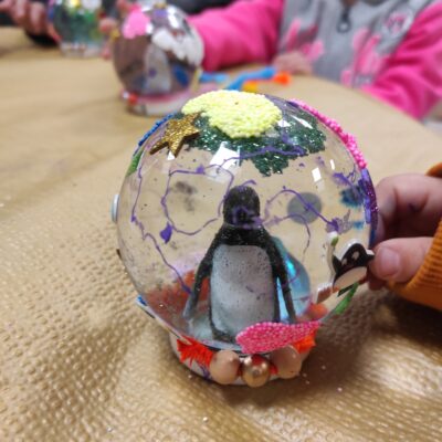 Atelier créatif enfant : fabrication d'une boule à neige ou à paillettes